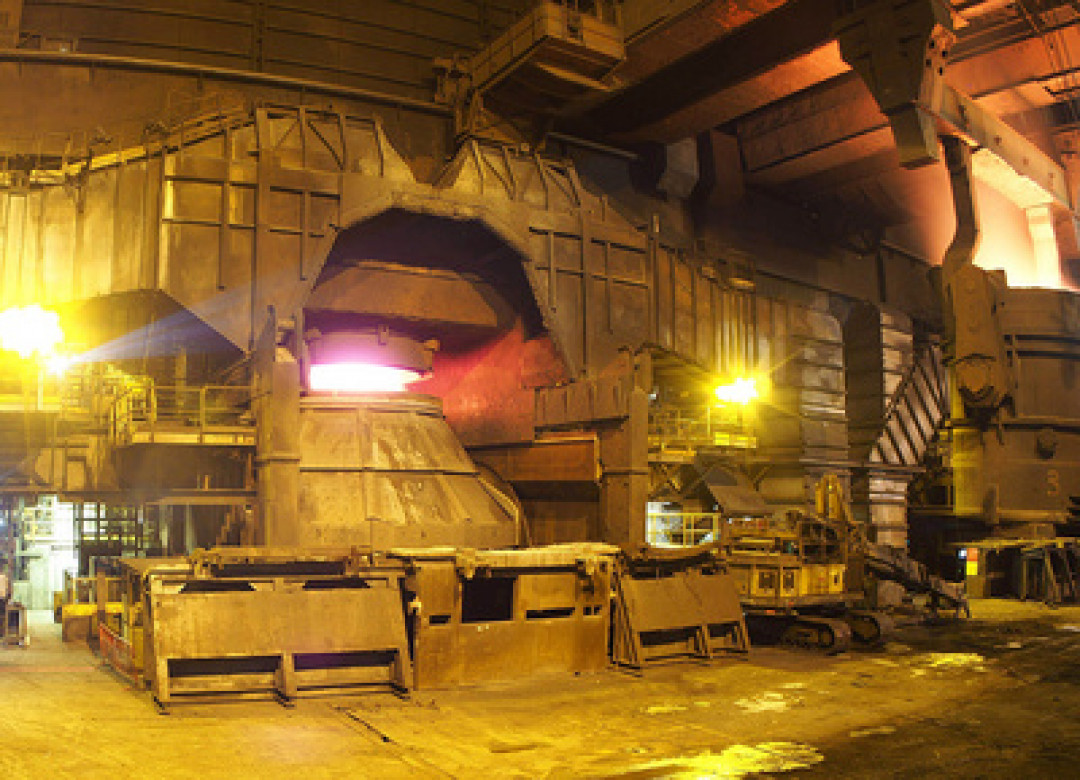 Chargieren des neuen LD-Konverters im Stahlwerk von Arcelor Mittal in Gent während der ersten Schmelze. - Photo: Primetals Technologies, Limited
