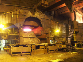 Chargieren des neuen LD-Konverters im Stahlwerk von Arcelor Mittal in Gent während der ersten Schmelze.