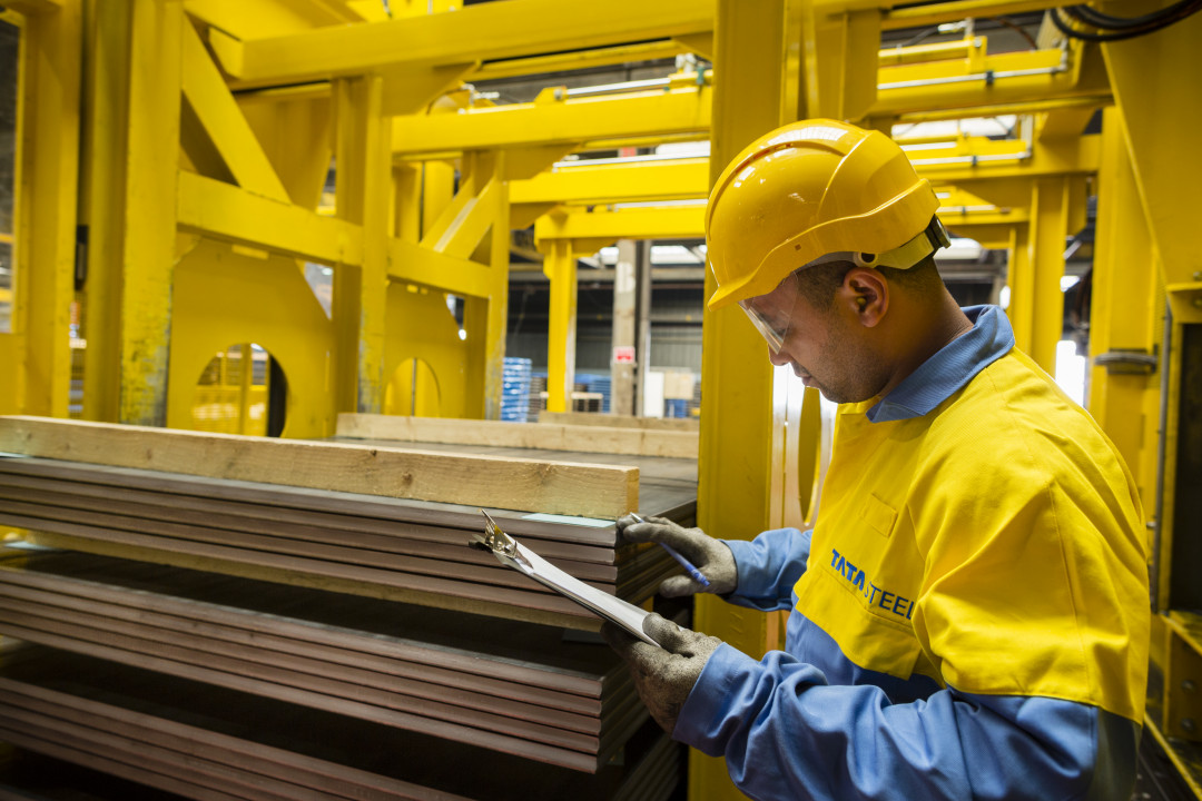 Prüfarbeiten im Service Centre Maastricht in Feijen von Tata Steel Netherlands, das in 2024 eine neue, hochmoderne Richt- und Querteilanlage mit vollautomatisiertem Verpackungssystem in Betrieb nimmt - Photo: Tata Steel