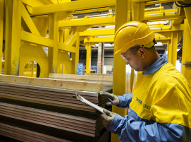 Prüfarbeiten im Service Centre Maastricht in Feijen von Tata Steel Netherlands, das in 2024 eine neue, hochmoderne Richt- und Querteilanlage mit vollautomatisiertem Verpackungssystem in Betrieb nimmt