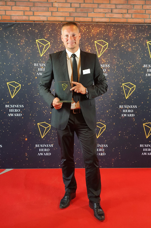Johann Martin, EWM-Standortleiter in Ibbenbüren nahm den Preis gerne für den Lichtbogenschweißtechnik-Hersteller entgegen - Phhoto: EWM AG