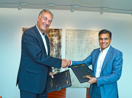 Burkhard Dahmen, CEO und Vorstandsvorsitzender der SMS group und Sajjan Jindal, Chairman & Managing Director von JSW Steel, nach der gemeinsamen Unterzeichnung der Absichtserklärung