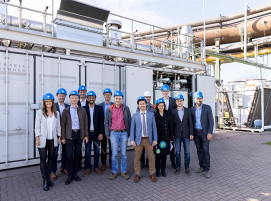 GrInHy2.0 Projektteam vor dem Sunfire Hochtemperatur-Elektrolyseur in Salzgitter