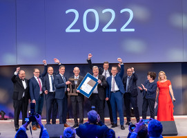 Das BOXBAY-Hochregal-Lagersystem hat gewonnen. Glückliche Sieger von SMS group und DP World nehmen den Deutschen Logistikpreis 2022 entgegen