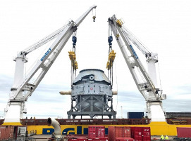 Der 330 Tonnen-LD-Konverter (BOF) von Primetals Technologies wird im Rotterdamer Hafen auf das Frachtschiff Happy River gehoben