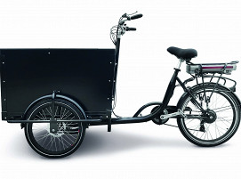 E-Lastenfahrrad mit Transportbox und Solarpanel