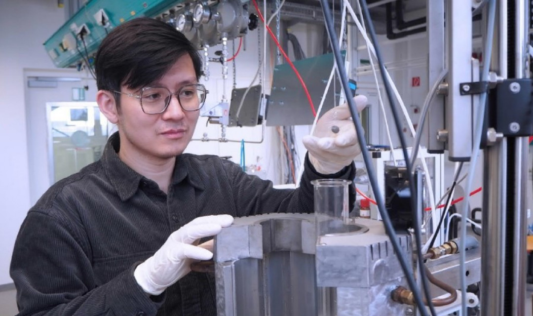 Wie Mangan und Eisen in Lichtbogenöfen unter Verwendung von Wasserstoff reduziert werden können, erforscht Dr. Yan Ma am MPIE. Er wird dieses Fachwissen in das HalMan-Projekt einbringen. - Photo: Max-Planck-Institut für Eisenforschung GmbH