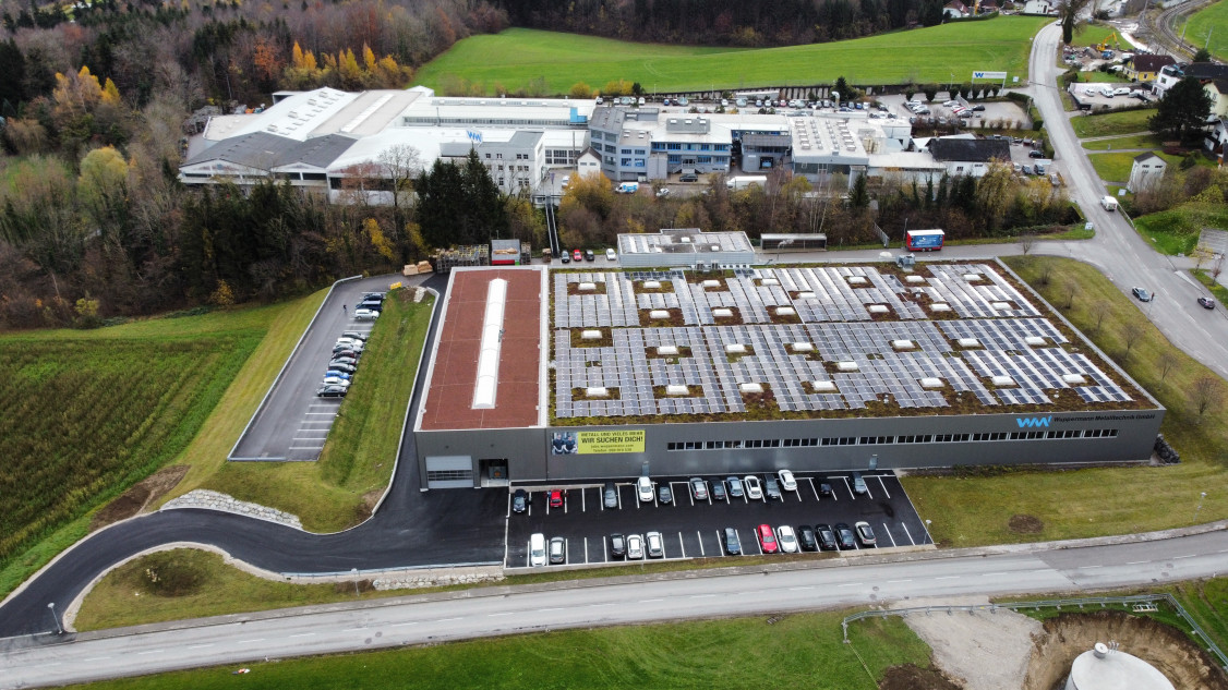 Bei der Wuppermann Metalltechnik GmbH ist der linke Hallenabschnitt für den Logistikbereich der Blechfertigung neu entstanden - Photo: Wuppermann AG