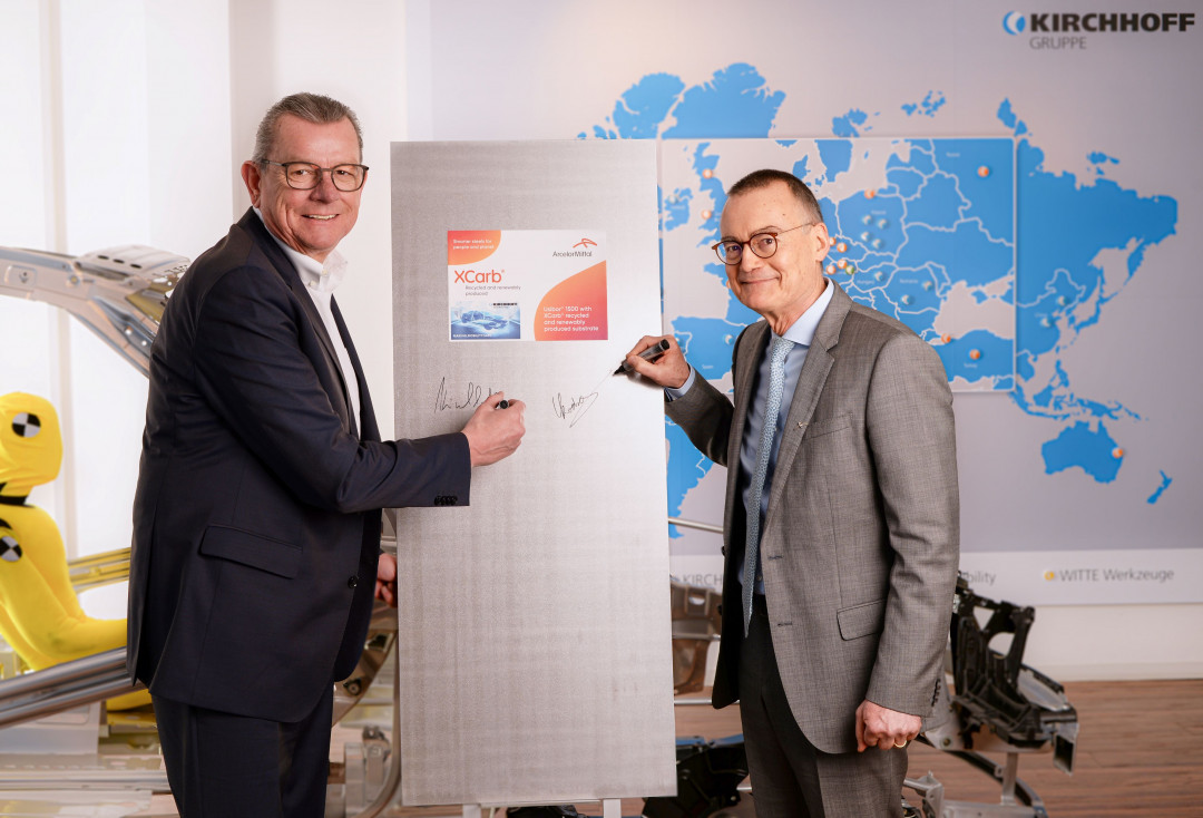 J. Wolfgang Kirchhoff, CEO von KIRCHHOFF Automotive (links), und Yves Koeberlé, CEO von ArcelorMittal Europe – Flat Products, bei der symbolischen Unterschrift - Photo: ArcelorMittal