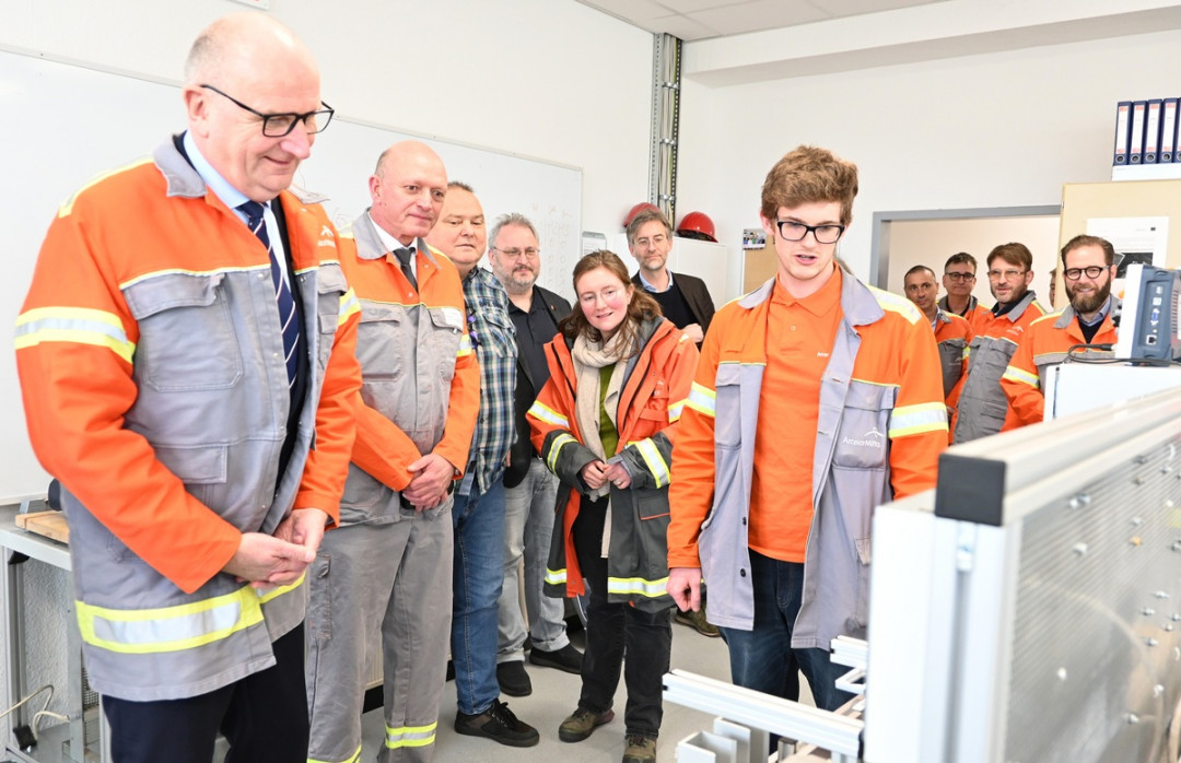 Ministerpräsident Woidke (links) mit Vertretern von ArcelorMittal Eisenhüttenstadt beim Besuch des Berufsbildungszentrums - Photo: ArcelorMittal/Ramona Behrend