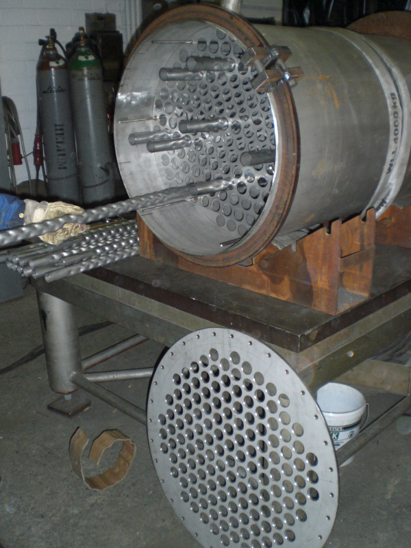 Um den Faktor zwei erhöhter Wärmeübergang ohne Druckverlusterhöhung: Durchführung DIN-gemäß strukturierter Rohre durch den Rohrboden eines prototypischen Rohrbündel-Wärmeübertragers - Photo: La Mont