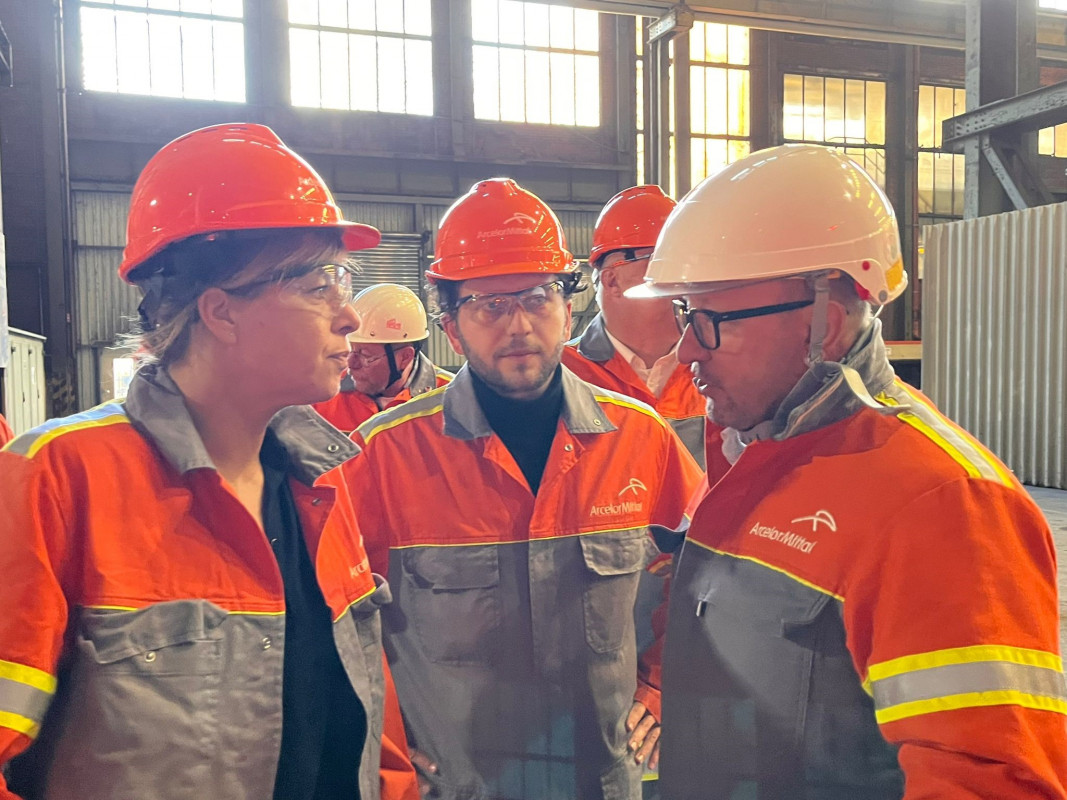Paul Tetteroo (rechts) sprach mit Mona Neubaur (links) und Felix Banaszak (Mitte) über die Transformationspläne bei ArcelorMittal Duisburg. - Photo: ArcelorMittal