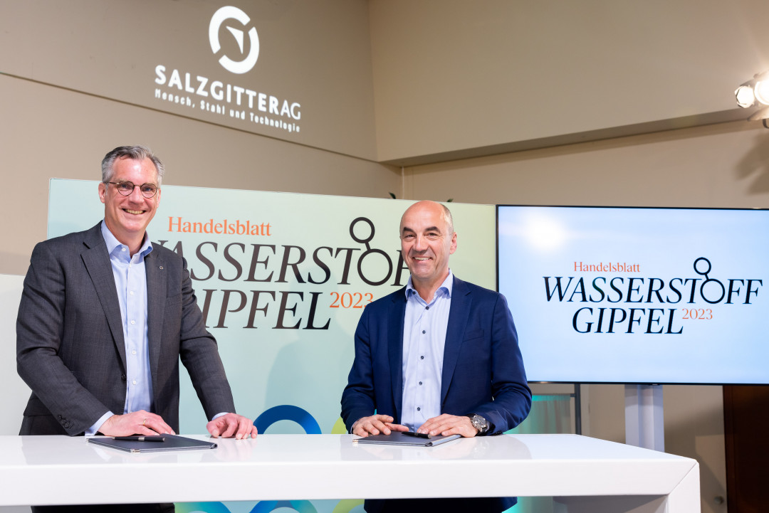 Auf dem Handelsblatt-Wasserstoffgipfel unterzeichneten (v. l.) Gunnar Groebler (Salzgitter AG) und Stefan Dohler (EWE) eine Absichtserklärung in Sachen Wasserstoff zu kooperieren - Photo: Salzgitter AG