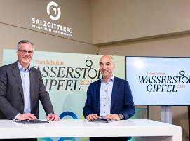Auf dem Handelsblatt-Wasserstoffgipfel unterzeichneten (v. l.) Gunnar Groebler (Salzgitter AG) und Stefan Dohler (EWE) eine Absichtserklärung in Sachen Wasserstoff zu kooperieren