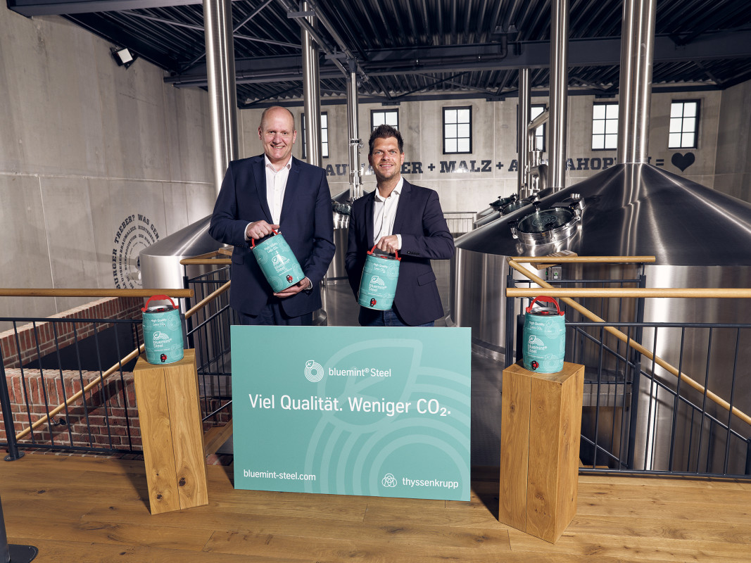 Dr. Peter Biele, CEO der thyssenkrupp Rasselstein GmbH (links) und Jens Geimer, Geschäftsführender Gesellschafter der Westerwald Brauerei (rechts) - Photo: thyssenkrupp Rasselstein