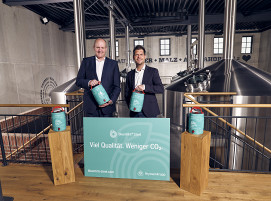 Dr. Peter Biele, CEO der thyssenkrupp Rasselstein GmbH (links) und Jens Geimer, Geschäftsführender Gesellschafter der Westerwald Brauerei (rechts)