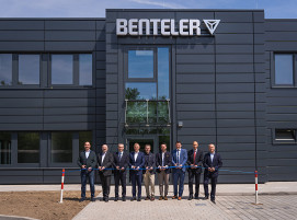 Benteler hat kürzlich ein neues Produktionsgebäude mit vier Hallenschiffen am Standort Schwandorf eingeweiht.