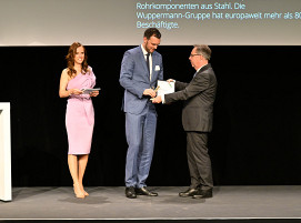 Kai Marwig, Leiter Business Development und Kommunikation, nimmt den Best Managed Companies Award 2023 für Wuppermann in Empfang.