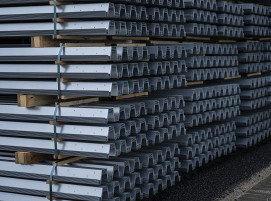 Durch CO₂ -reduzierten Stahl können die Montagesysteme für Solarparks der König GmbH & Co. KG bereits rund 64 Prozent CO₂ - Intensität einsparen.