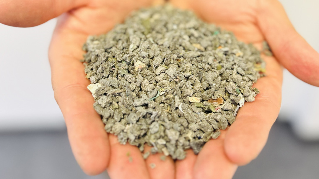 Das Granulat aus Abfällen ersetzt die Kohle in der Rohstahl-Herstellung bei ArcelorMittal. - Foto: ArcelorMittal