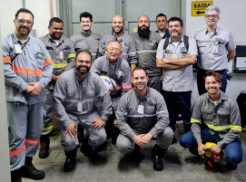 Das Inbetriebnahme-Team mit Vertretern von Usiminas und Primetals Technologies vor Ort im Stahlwerk in Ipatinga, Brasilien.