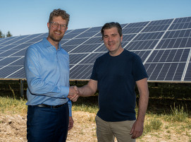 Dirk Neumayer und Werner Tenschert (SachsenEnergie AG) vor der Solaranlage in Bayern
