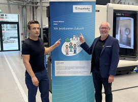 Tim Mayer (links, Gruppenleiter Sägetechnologie) mit Valentin Kaltenbach an Sägemaschinen im Fraunhofer IPA Stuttgart
