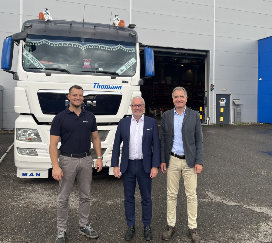 Von links nach rechts: Daniel Baiz (Betriebsleiter Stahl bei Thomann), Valentin Kaltenbach (CEO Kaltenbach.Solutions) und Rolf Thomann (Unternehmensinhaber) vor dem Betrieb in Hergatz am Bodensee - Photo: Kaltenbach.Solutions GmbH Von links nach rechts: Daniel Baiz (Betriebsleiter Stahl bei Thomann), Valentin Kaltenbach (CEO Kaltenbach.Solutions) und Rolf Thomann (Unternehmensinhaber) vor dem Betrieb in Hergatz am Bodensee - Photo: Kaltenbach.Solutions GmbH