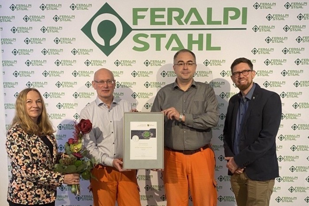 ESF_Übergabe_Urkunde_©_FERALPI_STAHL_zugeschnitten