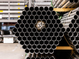 Merkt verarbeitet die Rohre von ArcelorMittal Tubular Products unter anderem zu Komponenten für höhenverstellbare Tische