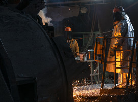 Mitarbeiter an einem Hochofen von U. S. Steel