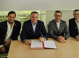 Von links nach rechts: Pedro Estrella, Director of ECOACERO; Giuseppe Maniscalco, CEO of industrial division Grupo Estrella; Filippo Verlezza, SMS group und Nicola Redolfi, SMS group).