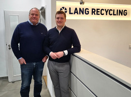 Maximilian Lang (r.) rückt in die Geschäftsführung von Lang Recycling auf. Zusammen mit seinem Vater Martin Lang möchte er die Herausforderungen im Metallrecycling zukünftig meistern.