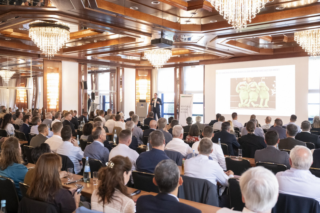 Jörg Simon bei der Begrüßung der Gäste