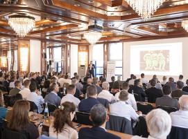 Jörg Simon bei der Begrüßung der Gäste