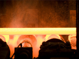 Auf rund 1.250 °C erhitzt werden die Brammen auf der 700 Meter langen Warmbreitbandstraße des Warmbandwerks 2 in mehreren Walzstufen zu nur 1,5 Millimetern dicken und bis zu 1,7 Kilometern langen Stahlbändern verarbeitet.