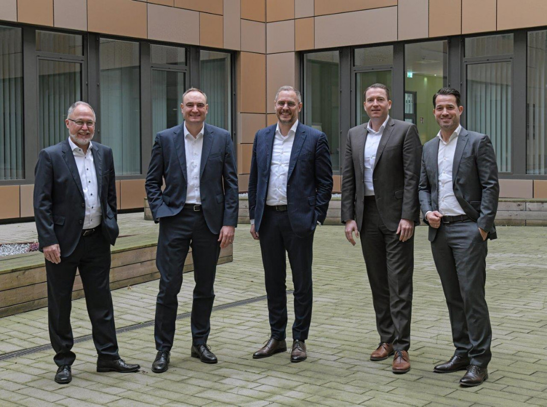 Von rechts: Christian Blackert, Geschäftsführer TSR Resource GmbH & Co. KG; Martin Santer, Leiter Einkauf & Energie; Denis Reuter, Chief Operation Officer der TSR Group; Philipp Conze, Chief Financial Officer thyssenkrupp Steel; Michael Kehne, Leiter Einkauf Legierungen, Metalle und Schrott - Photo: thyssenkrupp Steel