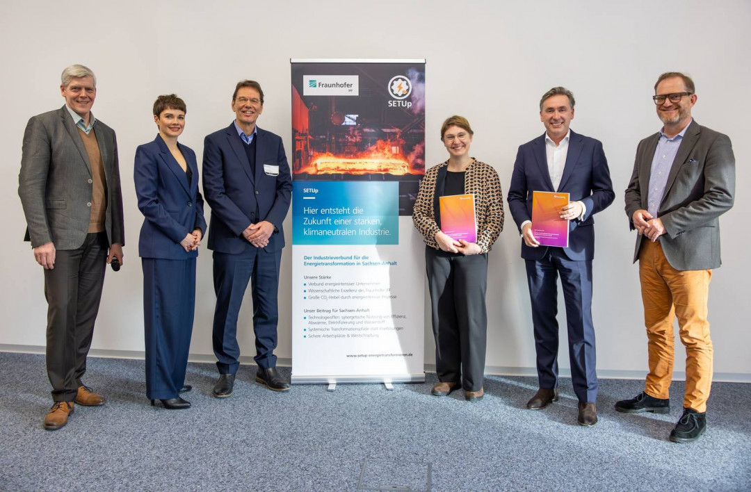 Von links: Thomas Micka (LENA), Dr.-Ing. Franziska Sondej (Fraunhofer IFF), Dr.-Ing. Robert Kühn (Geschäftsführer ILG Ilsenburger Grobblech GmbH), Staatssekretärin Stefanie Pötzsch, Staatssekretär Thomas Wünsch, Dirk Trappe (LENA) - Photo: ©Fraunhofer IFF / Anne Bornkessel