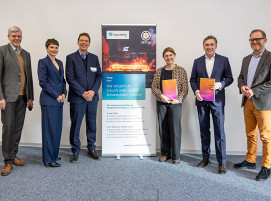 Von links: Thomas Micka (LENA), Dr.-Ing. Franziska Sondej (Fraunhofer IFF), Dr.-Ing. Robert Kühn (Geschäftsführer ILG Ilsenburger Grobblech GmbH), Staatssekretärin Stefanie Pötzsch, Staatssekretär Thomas Wünsch, Dirk Trappe (LENA)