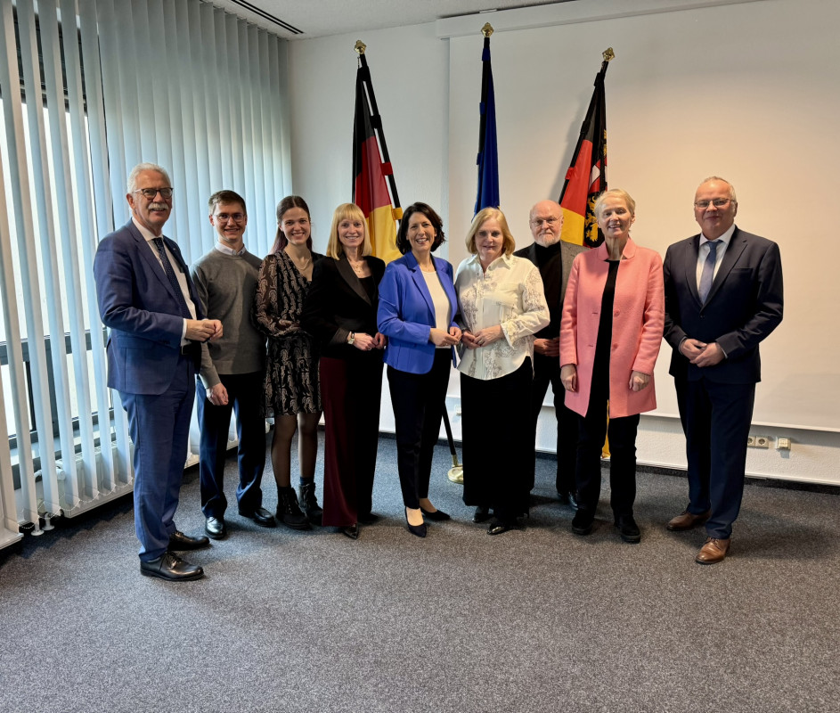 Gruppenaufnahme von der Preisverleihung mit Hauptgeschäftsführer des DVS Dr.-Ing. Roland Boecking (rechts), Ministerin Daniela Schmitt (4.v.r.), DVS-Präsidentin Susanne Szczesny-Oßing (5.v.r.), Geschäftsführer der IHK Koblenz Arne Rössel (links). - Photo: MWVLW-RLP