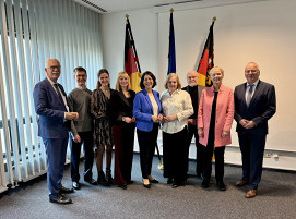Gruppenaufnahme von der Preisverleihung mit Hauptgeschäftsführer des DVS Dr.-Ing. Roland Boecking (rechts), Ministerin Daniela Schmitt (4.v.r.), DVS-Präsidentin Susanne Szczesny-Oßing (5.v.r.), Geschäftsführer der IHK Koblenz Arne Rössel (links).