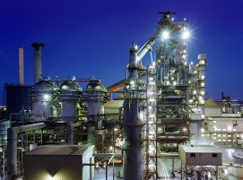 Hochofen der ROGESA in Dillingen bei Nacht