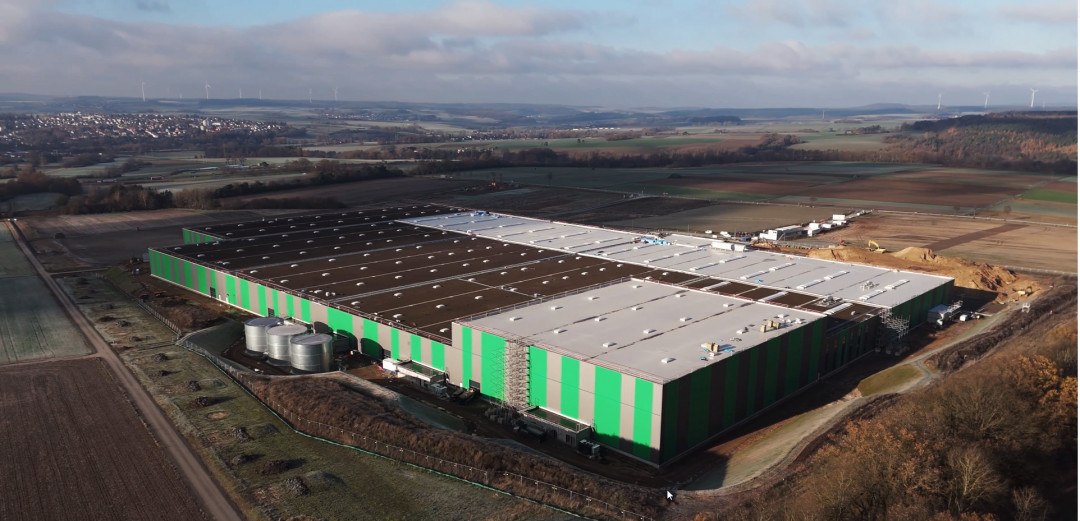 Luftaufnahme des neuen Nordwest-Logistikzentrums – weitläufige Hallenflächen und modernste Logistiktechnik für effiziente Warenströme. - Bild: Nordwest Handel AG