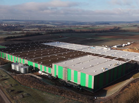 Luftaufnahme des neuen Nordwest-Logistikzentrums – weitläufige Hallenflächen und modernste Logistiktechnik für effiziente Warenströme.
