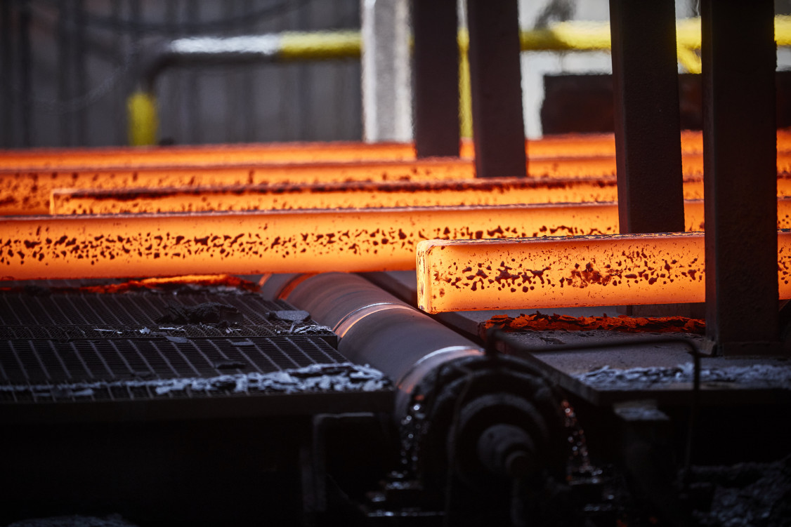 Stahlknüppel werden im Stahlwerk der Badischen Stahlwerke CO2-arm hergestellt und anschließend zu Betonstahl in Stäben sowie zu Walzdraht weiterverarbeitet - © BSW / Michael Bode