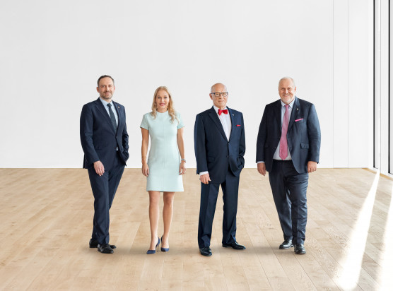 Steven Endress (links) wird neuer Präsident des Endress+Hauser Verwaltungsrats und folgt damit auf Matthias Altendorf (rechts). Sandra Genge (Zweite von links) ist zur stellvertretenden Vorsitzenden des Familienrats ernannt worden. Sie soll die Nachfolge von Dr. h. c. Klaus Endress (Zweiter von rechts) antreten, der angekündigt hat, 2027 als Vorsitzender zurückzutreten.