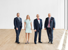 Steven Endress (links) wird neuer Präsident des Endress+Hauser Verwaltungsrats und folgt damit auf Matthias Altendorf (rechts). Sandra Genge (Zweite von links) ist zur stellvertretenden Vorsitzenden des Familienrats ernannt worden. Sie soll die Nachfolge von Dr. h. c. Klaus Endress (Zweiter von rechts) antreten, der angekündigt hat, 2027 als Vorsitzender zurückzutreten.