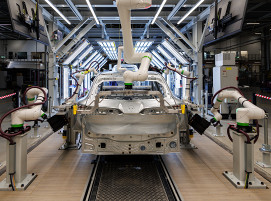 Rohkarosse eines BMW iX3 – bluemint® recycled wird für ausgewählte Außenhautteile verwendet.