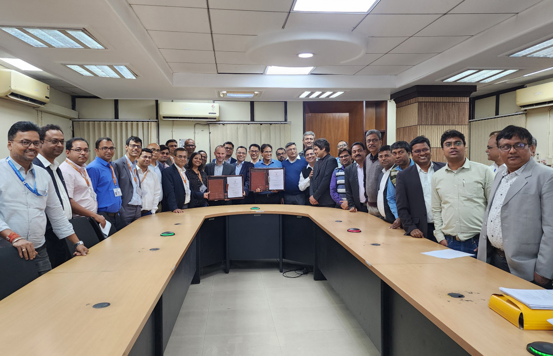 Primetals Technologies wird eine Pelletieranlage, drei Pfannenöfen und zwei RH-Entgaser an SAIL IISCO liefern. Das Foto zeigt Vertreter beider Unternehmen bei der Vertragsunterzeichnung. - Photo: Primetals Technologies