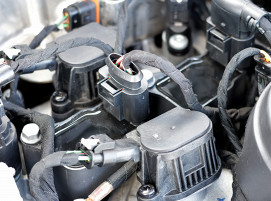 Auch die Metallteile von Automotive-Steckern kommen für dieses Fertigungsverfahren infrage.